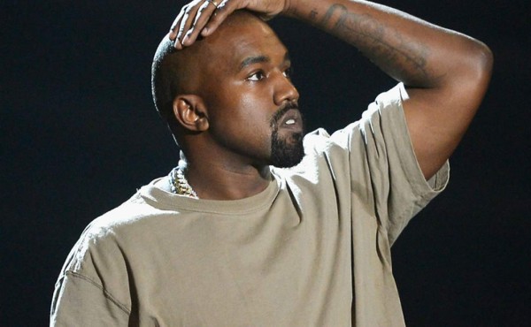 Kanye West es captado orinando en público