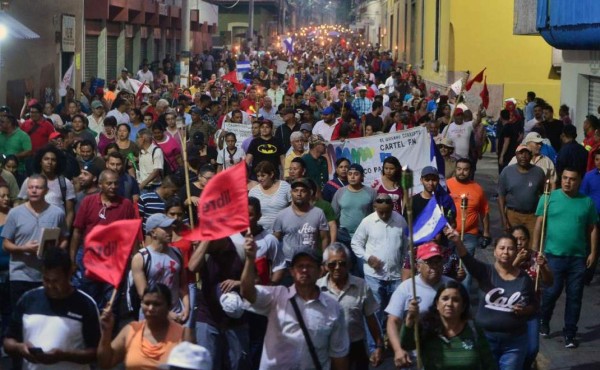 Manifestantes en Tegucigalpa realizan marcha de las antorchas