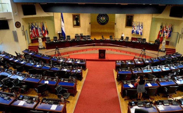 Diputados salvadoreños se van al cine y dejan el trabajo
