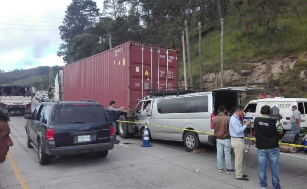 Cuatro personas muertas tras chocar busito contra rastra