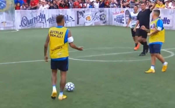 Abuchean a Neymar en México y no por simular falta