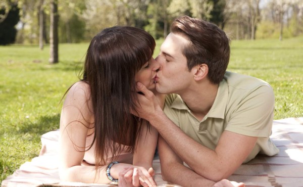 Los tipos de beso que vuelven locos a los hombres