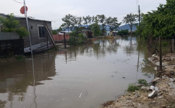Crecida de río arrastra ocho casas en bordos de la Santa Martha