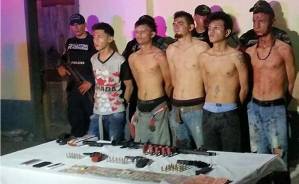 20 rehenes toman delincuentes en asalto en Choloma