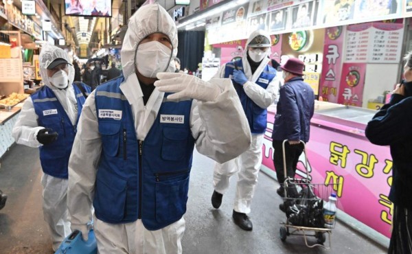 China pasa de ser la cuna del virus a temer el efecto 'boomerang'.   