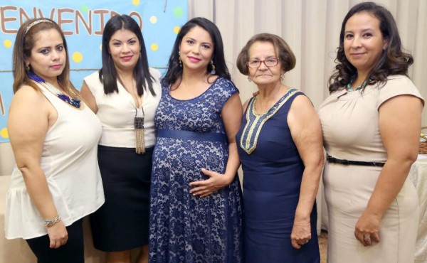 Fiesta maternal para Dora Valladares de Gámez