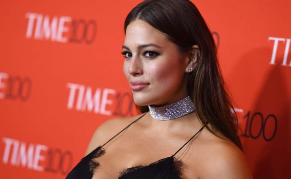 Ashley Graham aplaude a Versace