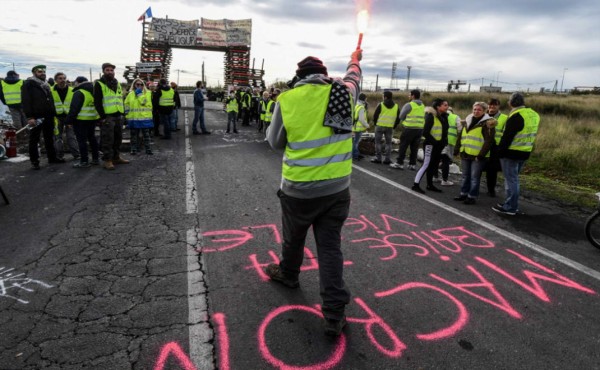 Gobierno francés propone recortes fiscales para atajar crisis de los 'chalecos amarillos'