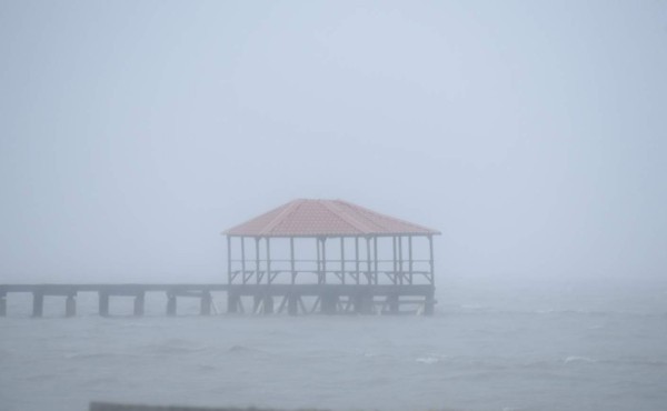 Huracán José pierde intensidad pero mantiene categoría 4