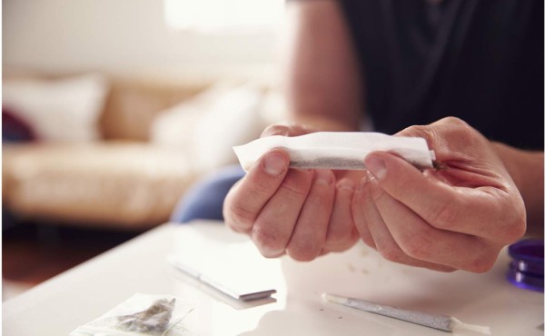 Le gusta consumir marihuana a escondidas