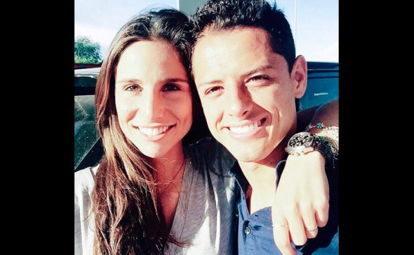 Novia del 'Chicharito' pone quieto a periodista que cuestionó a Elis