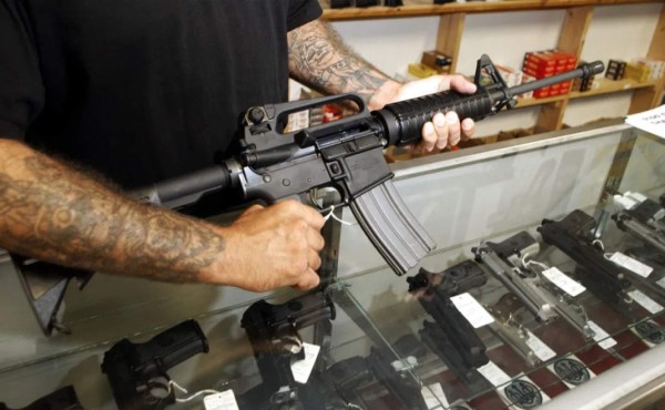 Un juez anula la prohibición de armas de asalto en California