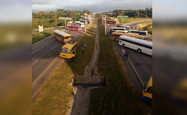 Transporte realiza paro en varios departamentos por incumplimiento de acuerdos