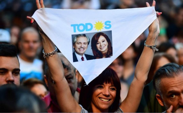 Miles de argentinos esperan con júbilo los resultados finales de las elecciones.