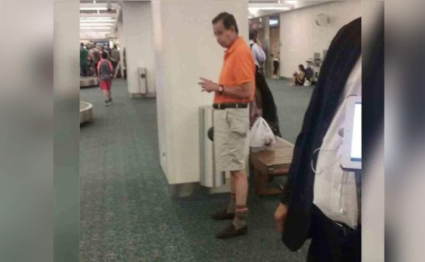 Circula foto del expresidente Rafael Leonardo Callejas con grillete