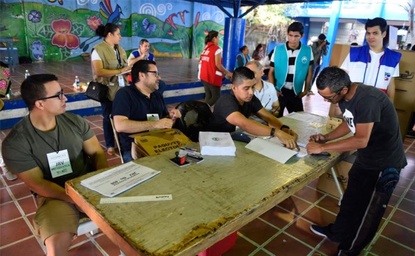 Cierran centros de votación en comicios presidenciales de El Salvador&nbsp;&nbsp;