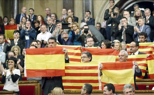 El Parlamento catalán aprueba una resolución para iniciar la independencia de España