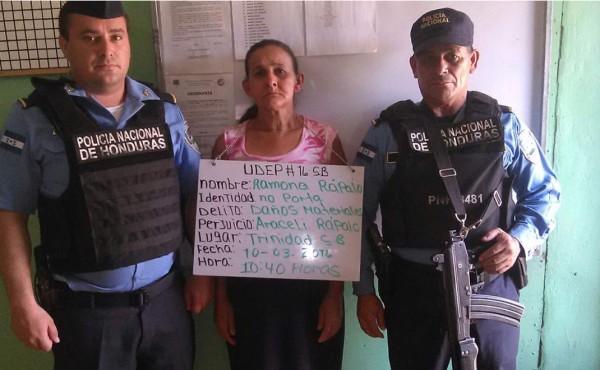 Capturan a mujer por agarrar a pedradas la casa de su hermana