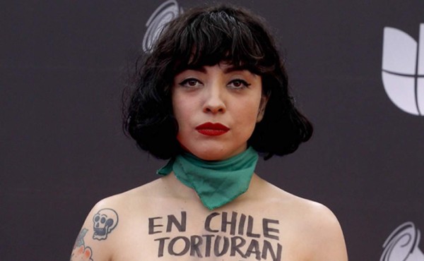 Mon Laferte muestra los senos en los Latin Grammy en protesta por violencia de género en Chile