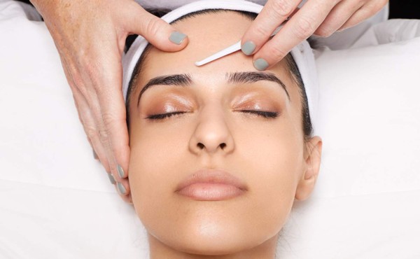 Dermaplaning, el afeitado femenino facial