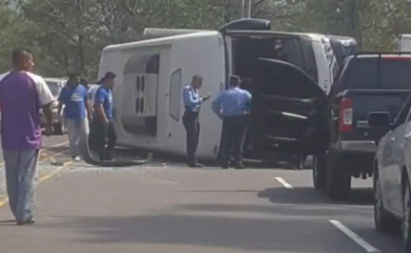 Al menos 30 personas heridas deja accidente de autobús policial