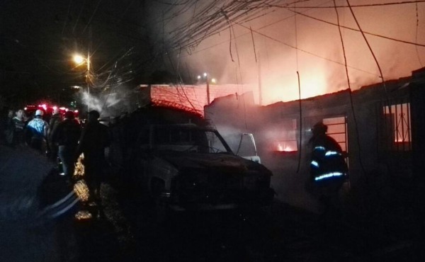 Un muerto deja incendio provocado por un 'cachiflín' en Tegucigalpa