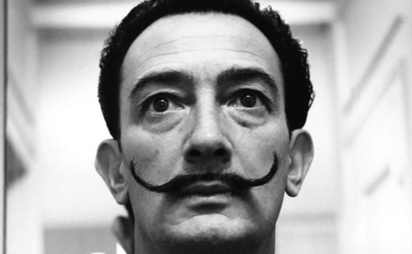 La surrealista exhumación de Salvador Dalí, 28 años después de su muerte  