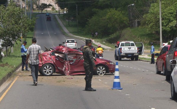 Dos heridos en accidente de un turismo que impactó contra un poste de luz