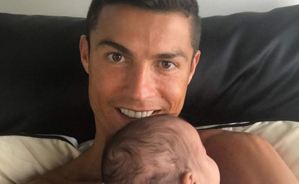 Cristiano Ronaldo compartió su primera foto con su novia y sus tres hijos     