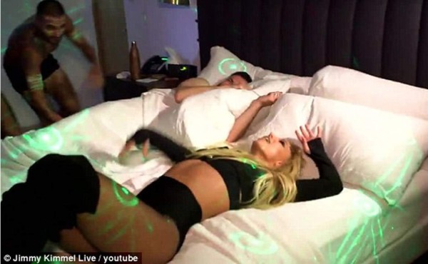 ¡Britney Spears en la cama con Jimmy Kimmel!