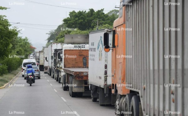 En el bulevar del sur están estacionados los trailers; conductores dijeron que no dejarán pasar a las cisternas con combustible.