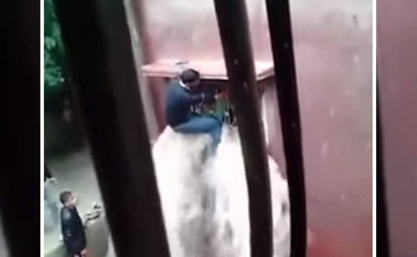 Hombre rescata con vida a seis niños que se ahogaban en casa inundada