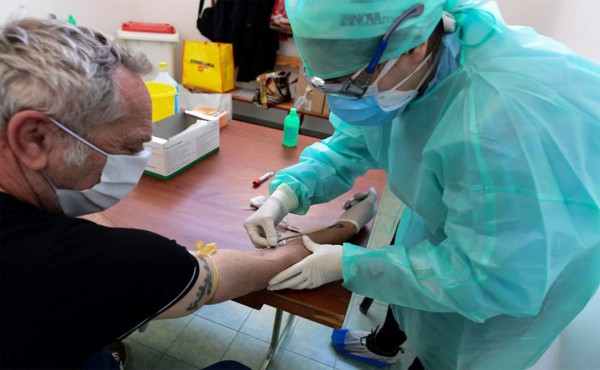 Un alcalde italiano impulsa controvertidas pruebas de sangre contra coronavirus