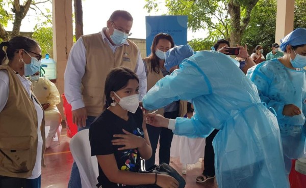 La población de Copán madrugó para enlistarse en el proceso de vacunación masiva.