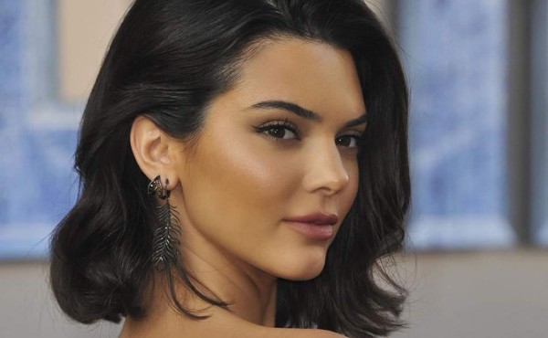 Kendall Jenner causa furor con desnudo  