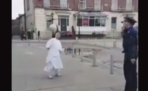 Una monja revoluciona con su manera de dominar el balón