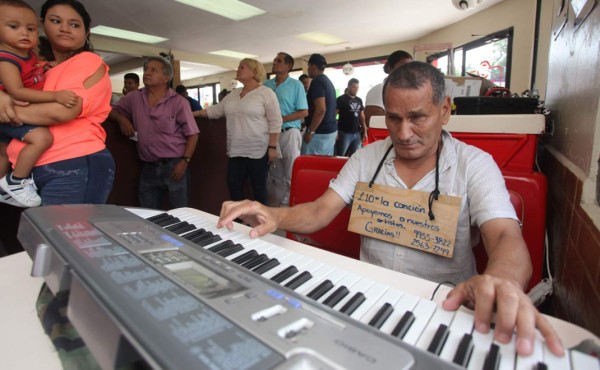 Abogado invidente sobrevive del teclado