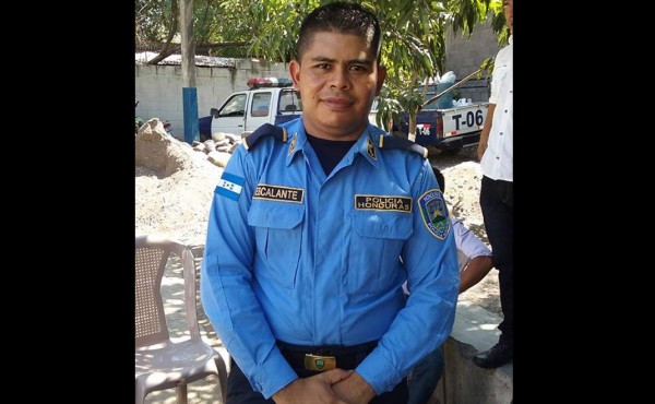 Seguidores en redes apoyan a policía que defiende a la institución