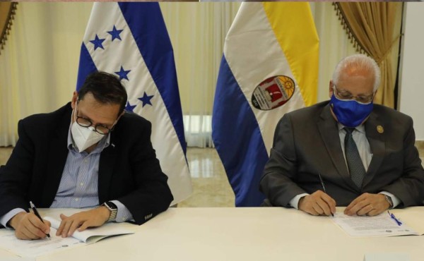 Cancillería y consultorio jurídico de la Unah acuerdan asistir a hondureños en el exterior