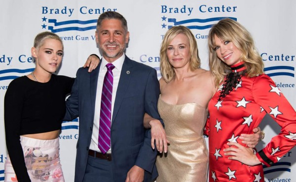 Kristen Stewart y Chelsea Handler hacen frente a la violencia  