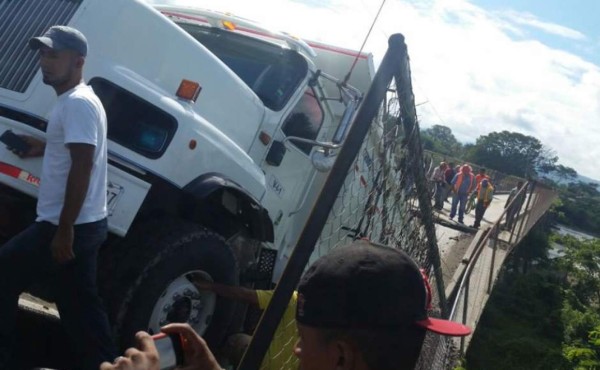 Se cae el puente sobre el río Humuya en Santa Rita, Yoro  