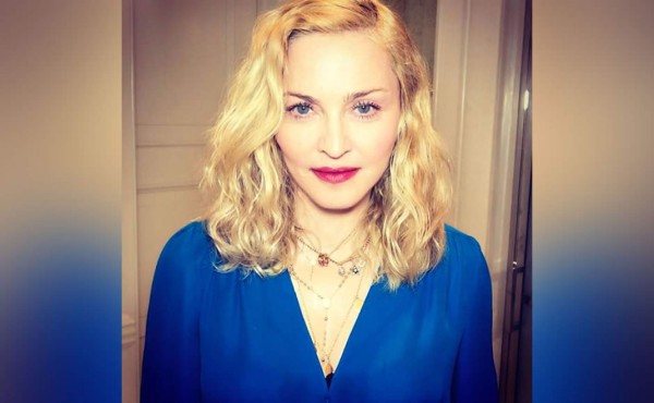 Las gemelas de Madonna reciben su primeras muñecas  