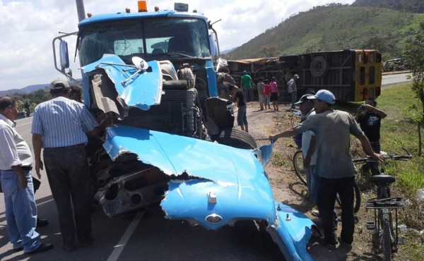 Choque entre bus y rastra deja siete personas heridas