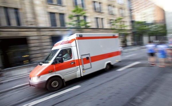 Narcos secuestran a médico y roban ambulancia para que atienda a capo en Río