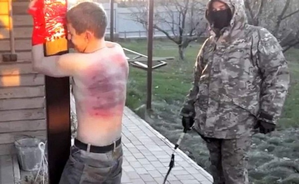 Al estilo ISIS rebeldes rusos castigan a supuesto vendedor de drogas