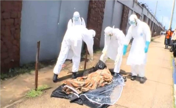 Foto en el momento en que un hombre que se pensaba había muerto por el virus ébola, 'revive'. Foto cortesía de Live News.