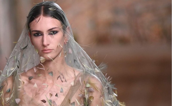 Dior, un verdadero estímulo para los sentidos en su desfile de alta costura