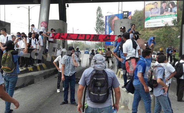 Estudiantes protestan contra alfabetización en San Pedro Sula