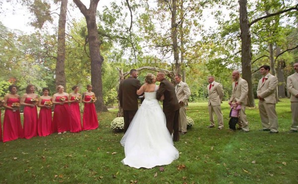 Detiene la boda de su hija para sorprender a padrastro