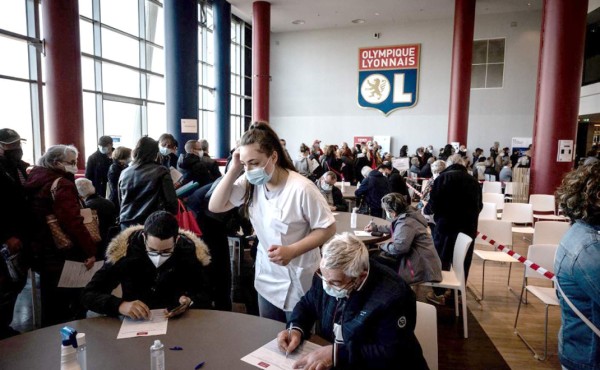 Un millón de franceses toman cita para vacunarse tras anuncio de nuevas restricciones